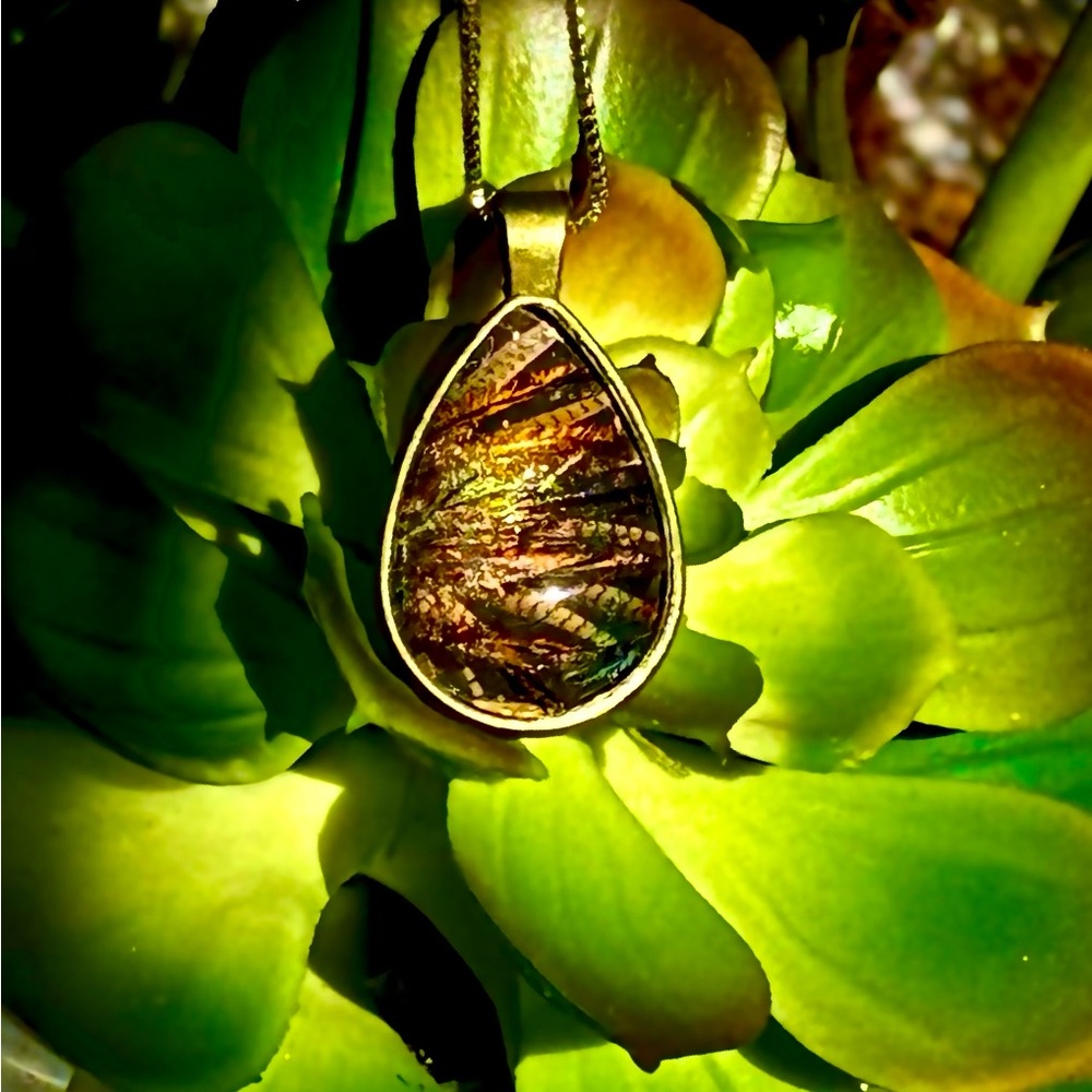 Elegant Gold and Brown Pendant Necklace